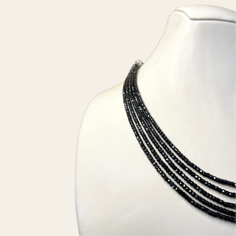 Collier d'Onyx Noir - 5 Fils Scintillants
