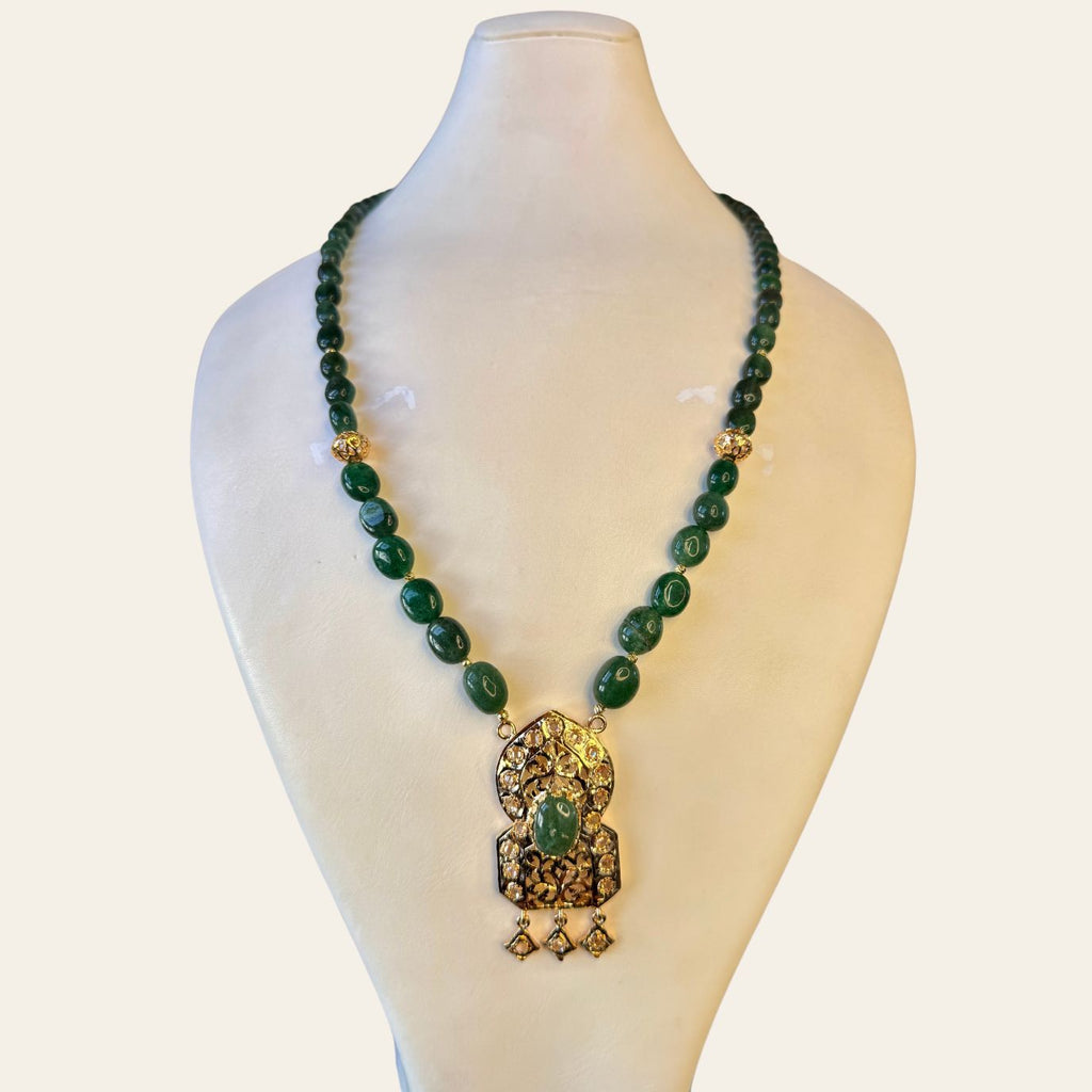 Sautoir Émeraudes Naturelles avec Pendentif Bab Mrrakch & Boules accessoires en ARO