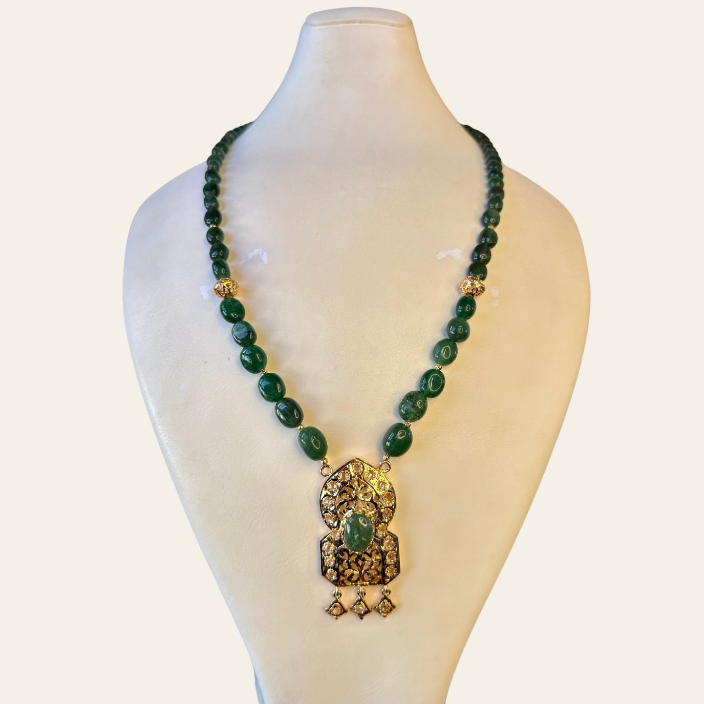 Sautoir Émeraudes Naturelles avec Pendentif Bab Mrrakch & Boules accessoires en ARO