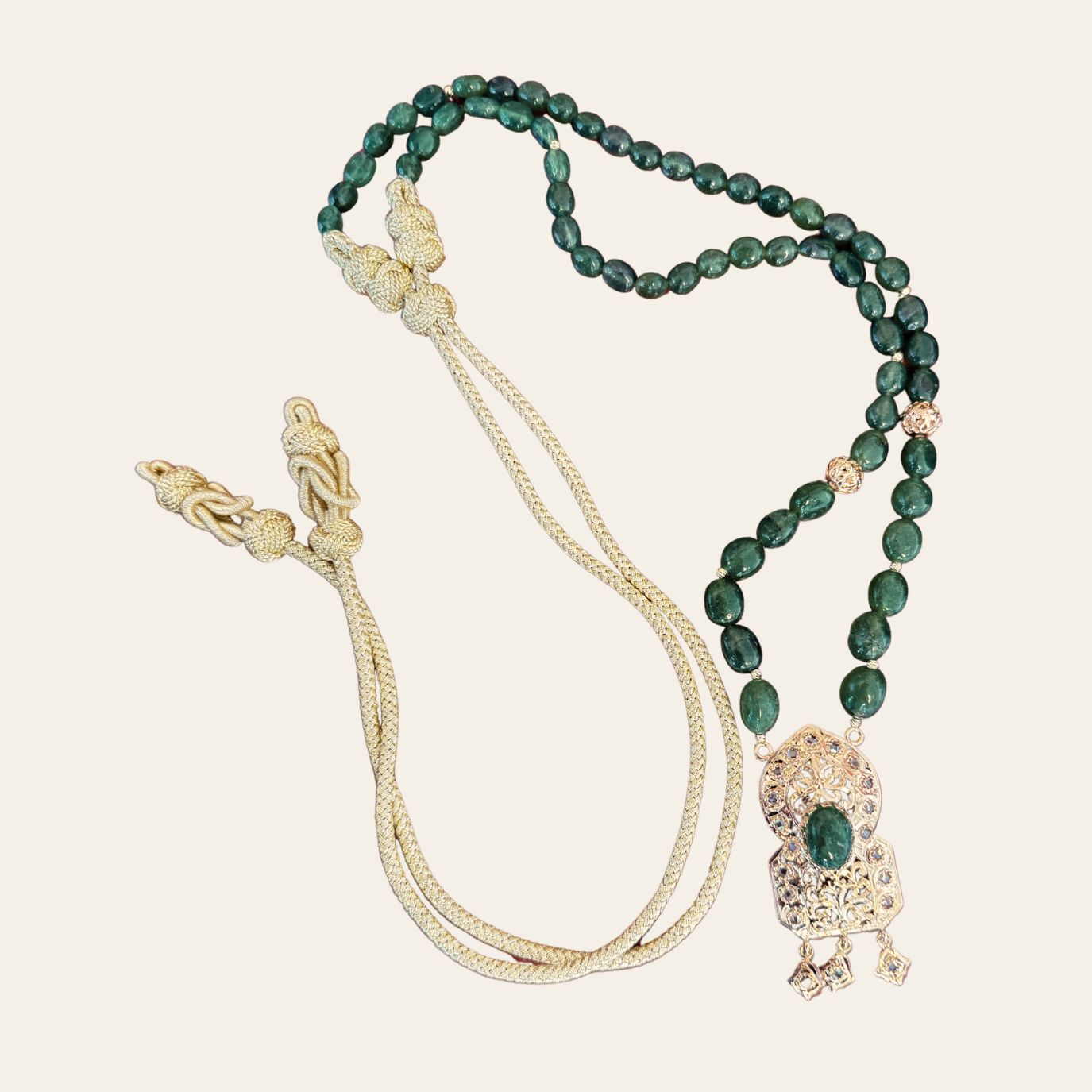 Sautoir Émeraudes Naturelles avec Pendentif Bab Mrrakch & Boules accessoires en ARO